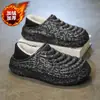 Chinelos de inverno masculinos de algodão, forrados com fleece para aquecimento, adequados para uso interno e externo, disponíveis em tamanhos grandes, com solas grossas, à prova d'água e antiderrapantes, e apresentando um design de calcanhar fechado