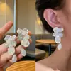 @Brincos de Pérola em Forma de Pétala Vintage Estilo Francês Moderno com um Design Único e Ousado, Apresentando Flores e um Toque de Luxo