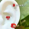 Aretes de Hueso de Oreja de Acero de Titanio de Gato Manzana Roja con Estilo de Lujo Ligero de Nicho Aretes Pequeños y Exquisitos de Gato Estrella para Mujeres Versátiles