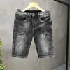 Pantalones Cortos de Mezclilla Bordados de Alta Gama para Hombre, Marca de Tendencia de Verano, Elegantes y Lujosos, Nuevo Modelo 2026, Corte Ajustado, Pantalones Cortos Finos de Cinco Puntos