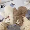 Manoplas de Lana de Cordero Cálidas de Invierno Moda Coreana Forro Polar Engrosado A Prueba de Frío Colgantes del Cuello Etiqueta de Oso Lindas Modernas