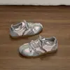 Zapatos casuales grises con rosa para mujer con aumento interno de altura, zapatillas de entrenamiento alemanas de suela plana 2026, modelo nuevo versátil de cordones retro de otoño