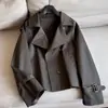 2026 Casaco Trench Coat Curto Gola Alta Dupla Face Estilo Britânico Peça de Roupa Externa Atacado H18CFY62683
