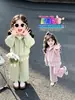 Conjunto de sudadera con capucha de estilo deportivo casual para niñas, nuevo atuendo versátil de tres piezas para la moda de otoño, ropa elegante para niñas