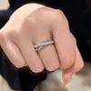 Anillo de Lujo Ligero y Elegante de Tres Círculos Entrecruzados con Incrustaciones de Diamantes y Diseño Bicolor, Anillo de Dedo Índice Abierto Moderno y Único