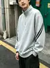 Sudadera de rayas blancas y grises con media cremallera para hombre, una camiseta de manga larga de alta gama y peso pesado para otoño, perfecta como capa interior estilo americano