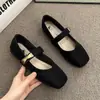 Sapatilhas Mary Jane femininas estilo retrô francês com bico quadrado, novo modelo outono 2026, design raso delicado, adequadas para combinar com saias