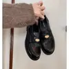 Mocassins femininos de couro com enfeites de moeda dourada, solas grossas, design único, estilo britânico vintage, salto grosso, bico redondo sapatos de peça única