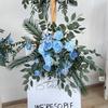 Fondo azul Flor de fila simulación decoración floral artificial azul claro camino plomo ceremonia de boda bruma escenario diseño diurno Nueva Serie