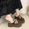 Mules Cerrados Bordados Estilo Coreano Súper Populares para Uso en Exteriores, Novedad Verano 2026 Zapatos Retro Birkenstock de Suela Gruesa para Aumentar la Altura