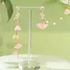 2026 Nuevo Estilo Caliente Flor de Lirio Aretes de Borla de Flor para Niña Cara Redonda Aretes Largos Ear Cuff Elegante