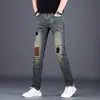 Nuevos Jeans de Hombre para Primavera y Otoño con Parches, Corte Delgado, Elásticos, Bordado Azul Vintage, Moda Tendencia Versátil Pantalones Largos que Realzan la Altura