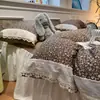 Conjunto de Roupa de Cama Pequeno Floral de Quatro Peças Estilo Francês de Luxo com Renda Vintage, Acabamento em Renda Vazada, Lençol de Chiffon Amassado, Capa de Edredom e Saia de Cama