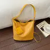 Bolsa de Gran Capacidad para Mujer 2026 Nueva Moda de Verano Bolso Cruzado Tejido Sensación de Alta Gama Muy Popular Bolso de Hombro Único Tipo Cubo