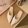Mules de estilo francés con punta fina y suela plana, cubiertos de malla, tejidos para niñas, color rojo, versátiles y elegantes para ir al trabajo, novedad verano 2026