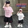 Conjunto de verano de manga corta para niños de marca moderna 2026 nuevo y elegante atuendo de dos piezas para niños, ropa de verano de moda para niños