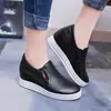 Bai Zhenhe está liquidando su inventario de modelos nuevos de primavera de zapatos de mujer con plataforma interna, zapatos casuales transpirables para mujer que te hacen ver más alta, zapatos blancos de cuero suave genuino