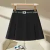 Falda plisada de cuero negro hecha a medida para mujer, nuevo estilo popular de otoño, diseño adelgazante, cuero PU
