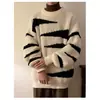 Ropa de punto de moda para hombre, otoño e invierno, corte holgado, bloques de color, camiseta interior de rayas de nicho, ropa exterior casual y cálida