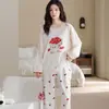 Pijama de manga larga y pierna larga en stock para mujer, nuevo estilo de otoño, diseño dulce de dibujos animados, cuello redondo, estilo pullover, se puede usar como ropa exterior, ropa de estar de algodón, juego de dos piezas