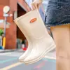 Las nuevas botas de lluvia de media pantorrilla para mujer son antideslizantes, elegantes, ligeras, de suela plana, resistentes al desgaste, adecuadas para acampar, hacer senderismo y trekking
