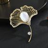 Broche novo 2023 Sansheng damasco olho de gato puro folha de ginkgo pino simples versátil folha oca veia Seiko