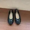 Zapatos rojos para mujer con aumento interno de altura y detalle de lazo, estilo francés de verano 2026, adecuados para combinar con faldas, zapatos de ballet plateados para noche