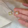 Brincos de Tarraxa com Pérola e Camélia Estilo Retro Francês Agulha de Prata Luxo Leve Design de Nicho de Alta Qualidade Novos Brincos 2026 para Mulheres