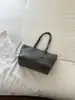 Bolsas de mano retro de nicho al por mayor transfronterizas para mujer 2026 nuevo gran capacidad remache para ir al trabajo bandolera individual para el hombro de moda