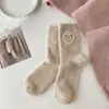 Calcetines de pelo de visón para mujer, cálidos y cómodos para otoño e invierno, previenen los pies fríos, calcetines para dormir con bordado de corazón, forrados de felpa, al por mayor, calcetines versátiles para mujer