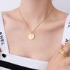 Collar con colgante de marca redonda con textura de venta caliente transfronteriza francesa, diseño de cara de pareja cóncavo-convexo, chapado en oro real de 18 quilates