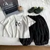 Conjunto de Verão Duas Peças com Manga Curta para Meninos, Novo Estilo 2026 para Crianças Pequenas, Roupa Esportiva Fresca, Fina e Estilosa