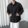 Entrega en una sola pieza moderna para hombre de color liso versión holgada deconstrucción camisa de manga larga nicho diseño de hebilla para bolsa de libros camisa de cuello puntiagudo Hombre