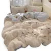 Conjunto de cama de quatro peças com bordado de veludo de leite de cordeiro espesso para outono e inverno, capa de edredom e lençol de cama de flanela de coral de desenho animado para dormitório individual