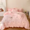 Novo estilo algodão fresco lavado quatro peças escovado bordado renda aba larga colcha capa de edredom espessado conjunto de três peças para dormitório