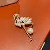 Broche de Garça Pérola com Zircônia Banhado a Ouro 14K Real Luxo Acessível Broche de Alta Qualidade Broche de Lapela Acessórios de Moda para Terno para Mulheres