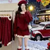 Traje Atmosférico: Conjunto de Tricô com Gola de Renda Vermelha de Natal e Saia Curta para Mulheres, Novo Traje da Moda Outono/Inverno