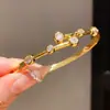 Pulsera con Cierre Trenzado de Raya Retorcida Entrelazada de Circonia Chapada en Oro Real de 18K Anillo de Mano de Moda Personalizable Sentido de Diseño Joyería para Manos para Mujeres