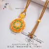 Colar com pingente de moeda banhado a ouro e cravejado de diamantes, mesmo estilo da Loja de Ouro Puzo, com design de três borboletas, flor de pessegueiro e bússola