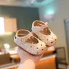 Nuevas sandalias de playa de verano para niñas, suela suave, antideslizantes, transpirables, punta cerrada, para niños pequeños, lindos zapatos de cuero para bebés y niños pequeños