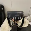 2025 Nueva Tendencia de Moda Impresión Simple Chica Dulce Elegante Nota de Piano Bandolera de Mano Pequeña Cuadrada para Mujer