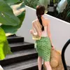 Conjunto de Férias à Beira-Mar em Phuket, Tailândia, Conjunto de Duas Peças Feminino com Top Branco Tubinho e Saia Verde de Bolinhas que Marca o Quadril