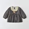Bata impermeable y resistente a las manchas para niños, babero de alimentación de otoño e invierno para bebé, diseño reversible, prenda exterior de manga larga anti-manchas Clase A para bebés y niños pequeños
