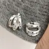 Aretes negros de lunares estilo coreano, con diseños de moño y florales, aretes de aro en forma de C, un estilo fresco y simple, disponibles en múltiples diseños