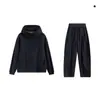 Nueva colección de otoño: Chaqueta azul marino elegante y cómoda con media cremallera combinada con pantalones largos - un conjunto simple de mezclilla para hombre