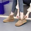 Botas de neve quentes populares para mulheres, novo estilo de inverno 2026, forradas com fleece e espessadas para aquecimento extra, sapatos de algodão estilo Nordeste, cabedal de couro antiderrapante, botas curtas