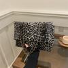 Bolso estampado de leopardo súper fuego popular de este año 2024 nuevo estilo bandolera axilar versátil cadena colgada bolso cuadrado pequeño