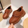 Zapatos de cuero negro para niños, forrados de felpa y engrosados, zapatos de charol para niños mayores, estilo británico, adecuados para actuaciones, otoño e invierno, zapatos de cuero para pajes niños
