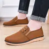 Atacado de fábrica sapatos de pano Velho Pequim masculinos meia-idade e idosos um pedal sola macia sapatos de pano fivela elástica sapatos masculinos para dirigir pai