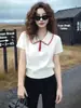 Camisa Polo Blanca con Cuello de Solapa, Camiseta de Punto de Manga Corta para Mujer, Camiseta Base para Ropa Interior de Verano 2026, Top Súper Popular que Reduce la Edad